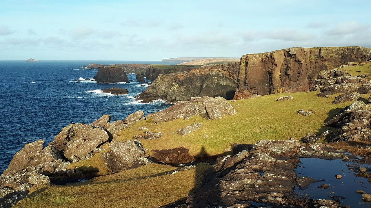 Rocky cliffs and coastal grassland at Eshaness