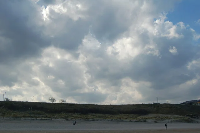 The sandy beach and low cliffs at Tynemouth Longsands